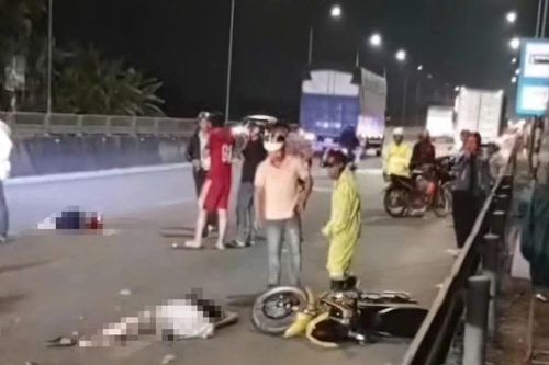Ô tô va chạm mạnh với xe máy khiến 3 người thương vong