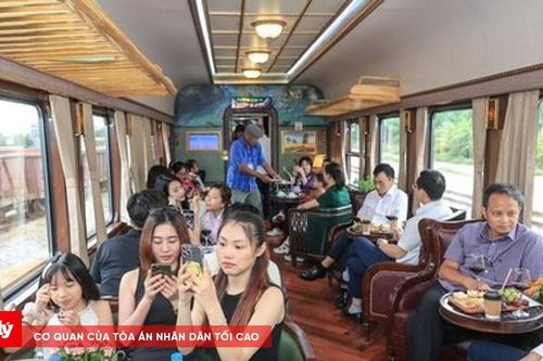 Tàu Hoa Phượng Đỏ chở hơn 1,3 triệu lượt khách sau một năm vận hành