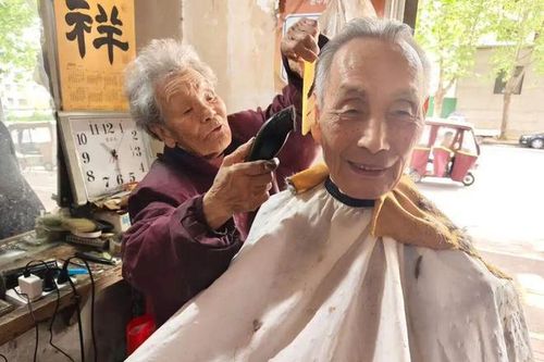Cụ bà 90 tuổi mở tiệm cắt tóc: 26 năm không tăng giá, chỉ 8.000 đồng/lượt