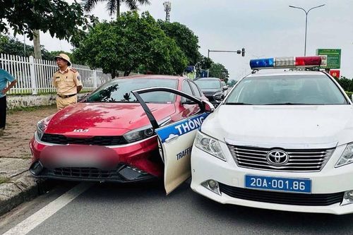 Bị phát hiện chạy quá tốc độ, tài xế liều lĩnh tông xe CSGT rồi bỏ chạy