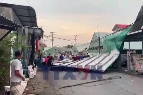 Dông lốc làm sập và tốc mái gần 50 căn nhà ở Đồng Tháp