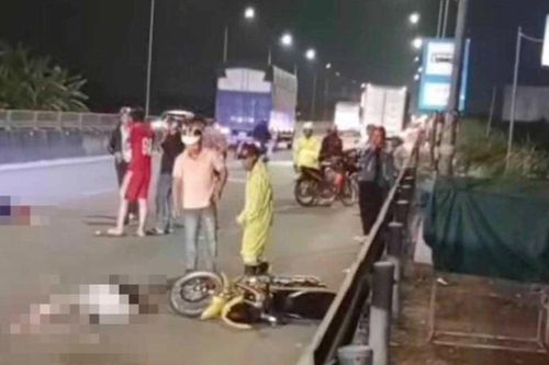 Ôtô 'húc' xe máy trên Quốc lộ 1A khiến 1 cháu bé tử vong, 2 người bị thương