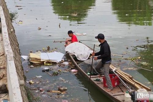 Người đàn ông ném hàng loạt vỏ chai bia xuống sông ở Huế gây bức xúc dư luận