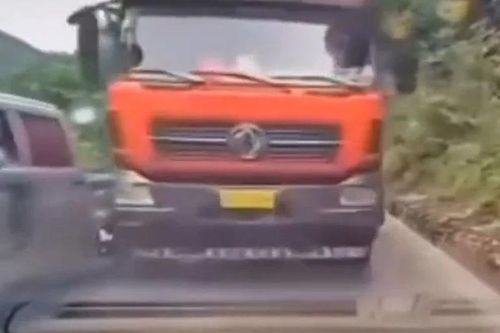 Xe tải mất kiểm soát lấn làn trên đèo, ô tô con lùi gấp thoát cú đối đầu trong gang tấc