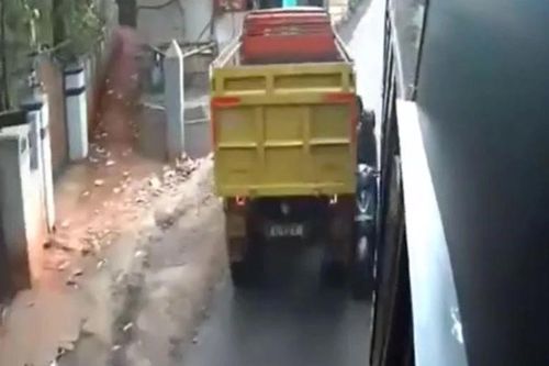 Vượt ẩu, 2 người phụ nữ mắc kẹt giữa đầu xe tải và xe buýt