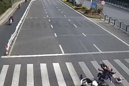 Phóng xe tốc độ cao, nam thanh niên tông văng đôi nam nữ giữa ngã tư