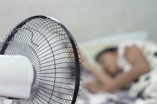 Ngủ bật quạt suốt đêm trong ngày nắng nóng có nguy hiểm?