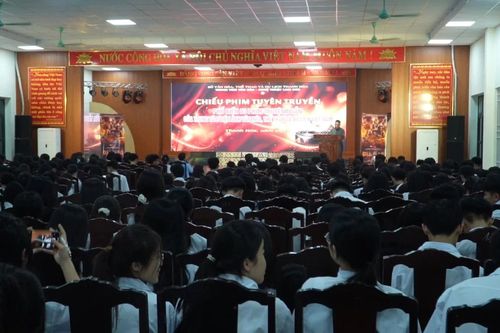 Chiếu phim tuyên truyền về các ngày lễ lớn của dân tộc