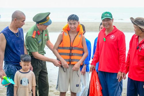 Theo chân chiến sĩ Công an xuống biển, 'cầm tay chỉ việc' kỹ năng tắm biển an toàn