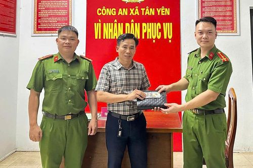 Công an xã Tân Yên xác minh, trao trả 3.600 USD cho người bỏ quên ngay trong đêm