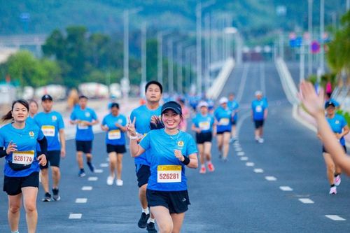 Gần 300 vận động viên tham gia giải chạy 'Tháng Công nhân, bước chạy đoàn kết' 2026