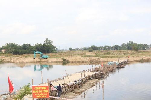 Chờ đẩy mặn ra khỏi thượng lưu đập tạm trên sông Vĩnh Điện