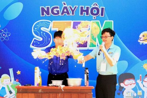 Học sinh Trường THPT Pleiku khám phá 'Khoa học bước ra khỏi sách vở'