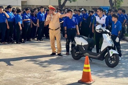 Hướng dẫn kỹ năng lái xe an toàn cho học sinh Trường THPT Quốc Học Quy Nhơn