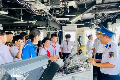 Hơn 200 giáo viên, học sinh trải nghiệm thực tế tại Hải đoàn 32