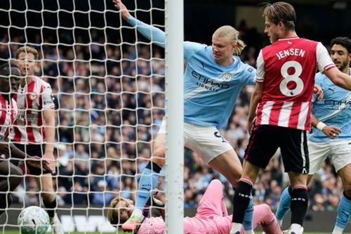 Man City 3-0 Brentford: 'Cỗ máy' của Pep Guardiola phả hơi nóng vào Arsenal