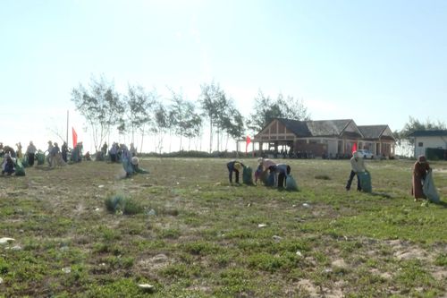 Ra quân làm sạch bãi biển hưởng ứng mùa du lịch biển năm 2026