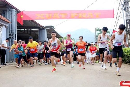 'Đường chạy biên cương' tại Ngày hội mận Lóng Phiêng