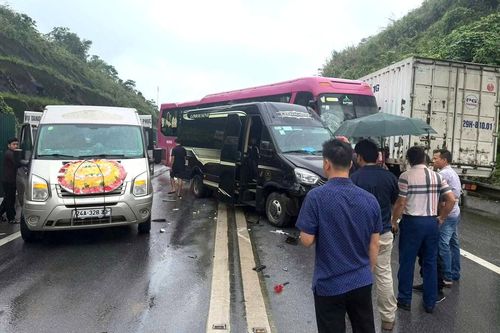 Va chạm liên hoàn trên cao tốc Nội Bài - Lào Cai, ùn tắc hai chiều