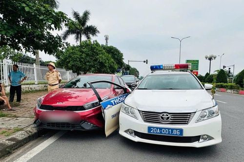 Thái Nguyên: Khống chế tài xế vi phạm tốc độ, đâm vào xe CSGT