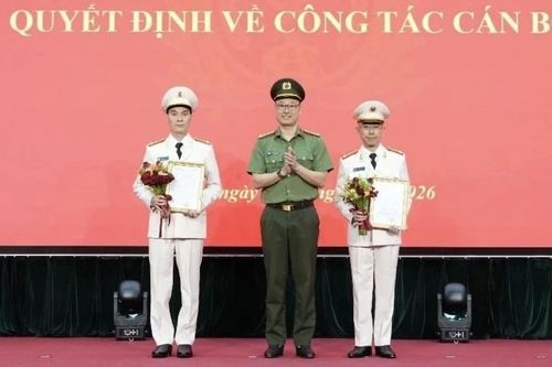 Chủ tịch và Tổng giám đốc FPT Telecom được phong hàm thượng tá