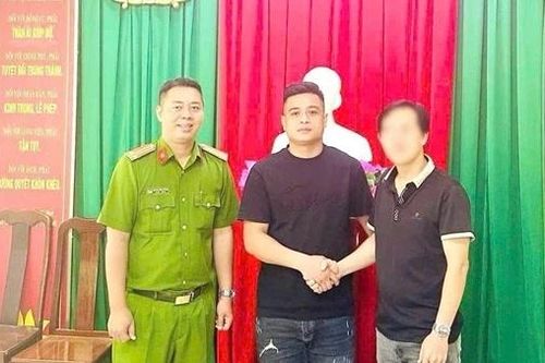 Công an phường hỗ trợ người dân nhận lại trên 1 tỷ đồng chuyển nhầm
