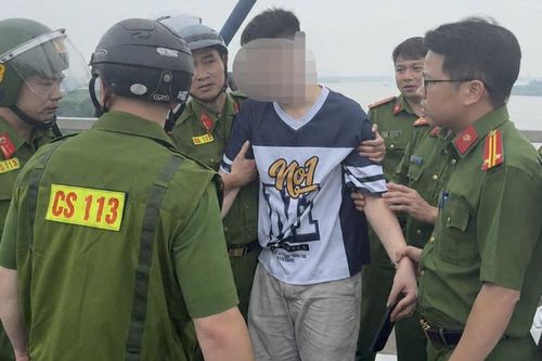 Cảnh sát ngăn cản kịp thời nam thanh niên lên cầu tự tử
