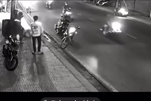 Thanh niên mặc áo xe ôm công nghệ chặn đường, đánh người ở Thủ Đức khai do ghen tuông