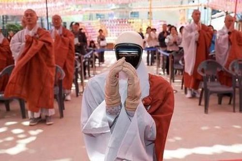Video cảnh lễ… quy y cửa Phật đầu tiên của robot hình người tại Hàn Quốc