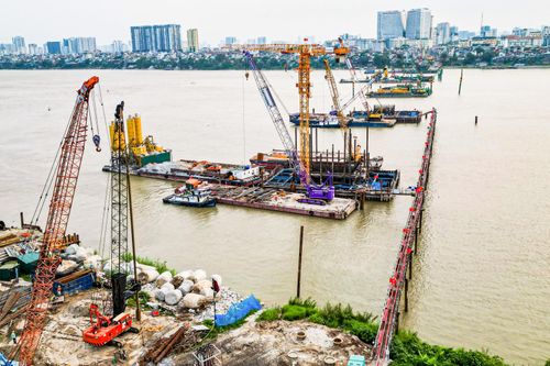 Tấp nập thi công cầu vượt sông Hồng gần 16.000 tỷ đồng