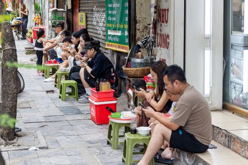 Từ gánh hàng rong đến quán ăn, đủ kiểu đối phó để chiếm vỉa hè Hà Nội