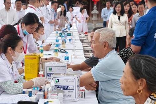 Hàng nghìn người dân được khám bệnh miễn phí, cập nhật Sổ sức khỏe điện tử