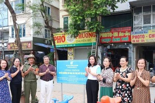 Phường Phú Diễn gắn biển công trình 'Tuyến đường hoa do phụ nữ tự quản'