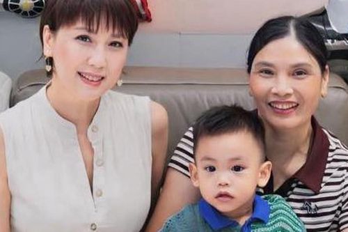 Xuất hiện cùng bà thông gia, mẹ vợ Đoàn Văn Hậu vẫn thu hút mọi ánh nhìn