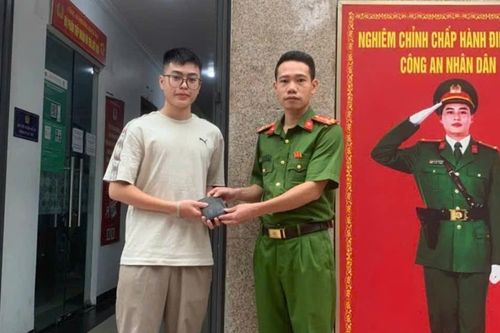 Công an phường Bạch Mai trao trả tài sản đánh rơi cho người dân