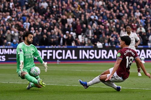 David Raya tỏa sáng, Arsenal có quyền mơ xa