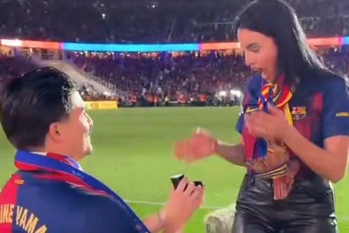 Màn cầu hôn ngọt ngào ở El Clasico