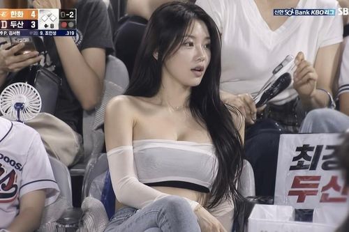 Clip 'cổ động viên nóng bỏng' phủ sóng MXH Hàn Quốc