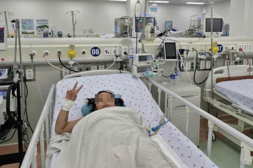 Sốt cao 5 ngày, men gan bé gái tăng gấp 100 lần