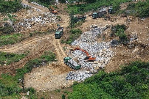 Thu giữ 2 máy xúc, truy tìm 5 xe vận tải