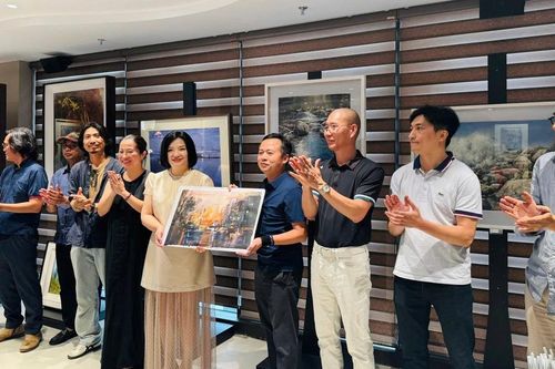 Khách tham quan choáng ngợp trước không gian nghệ thuật trong một phòng khám