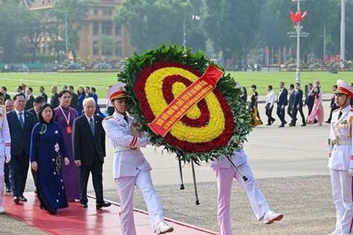 Đoàn đại biểu dự Đại hội đại biểu toàn quốc MTTQ Việt Nam vào lăng viếng Chủ tịch Hồ Chí Minh