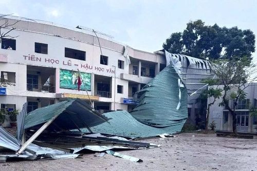 Lốc cuốn bay mái tôn trường học ở Đồng Nai