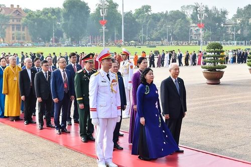 [Ảnh] Đoàn đại biểu tham dự Đại hội đại biểu toàn quốc Mặt trận Tổ quốc Việt Nam lần thứ XI vào Lăng viếng Chủ tịch Hồ Chí Minh
