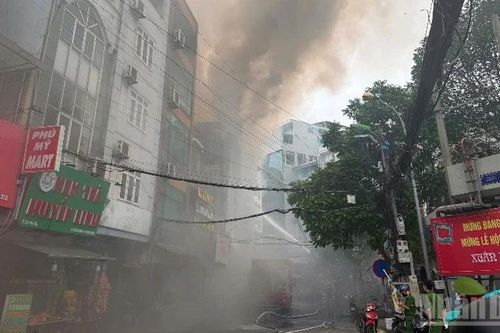 Hà Nội: Cháy quán karaoke trên đường Phú Mỹ