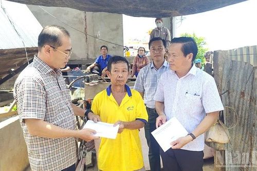 [Ảnh] Đồng Tháp: Khắc phục, trao tiền hỗ trợ các gia đình bị thiệt hại do thiên tai