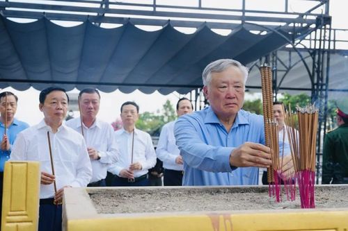 Các đồng chí nguyên lãnh đạo Đảng, Nhà nước tri ân Anh hùng liệt sĩ tại tỉnh Quảng Trị