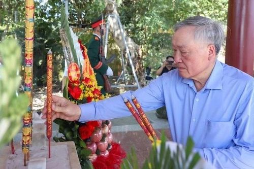 Nguyên lãnh đạo Đảng, Nhà nước dâng hoa, dâng hương tại Di tích chiến thắng Đồn Lệ Sơn
