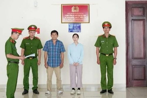 Khởi tố hai đối tượng sản xuất, buôn bán nước hoa giả