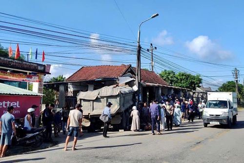 Xe tải lao vào nhà dân, 3 người bị thương